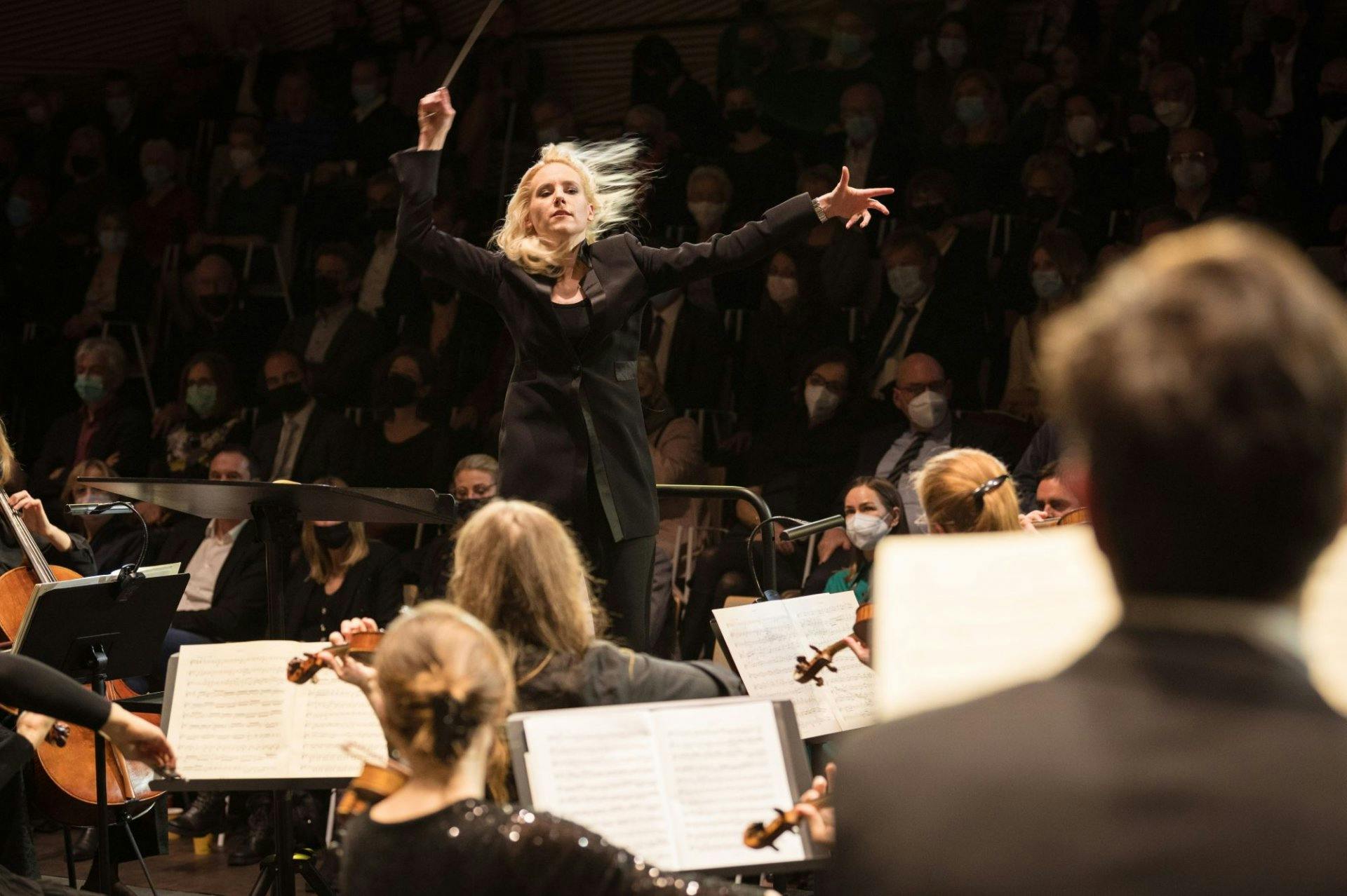 Die international anerkannte Dirigentin Lena-Lisa Wüstendörfer  leitet das Swiss Orchestra.