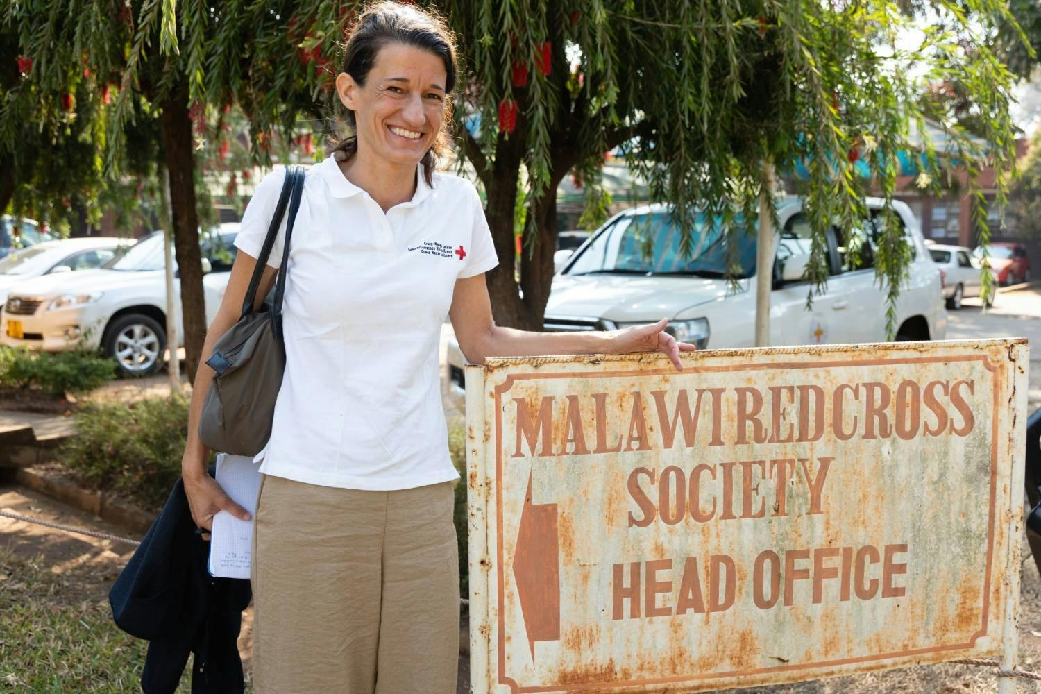 SRK-Delegierte Carole Hinden vor dem Hauptsitz des Malawischen Roten Kreuzes.