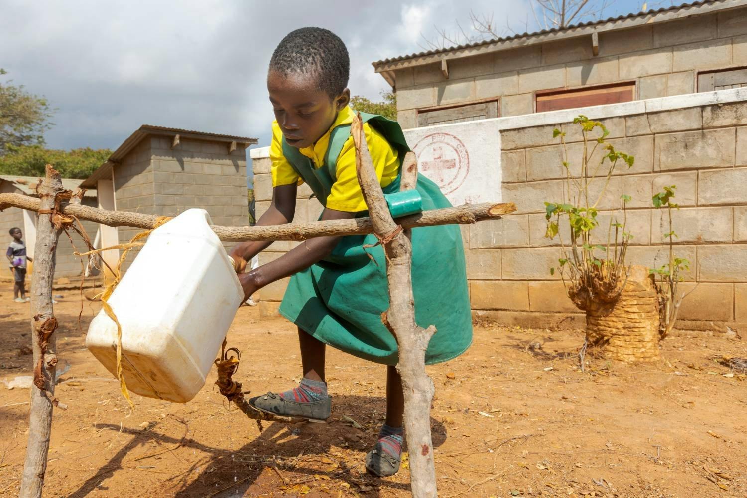 Ein kleiner Fusstritt und es klappt: Händewaschen wird zum Kinderspiel mit dem Tippy-Tap!