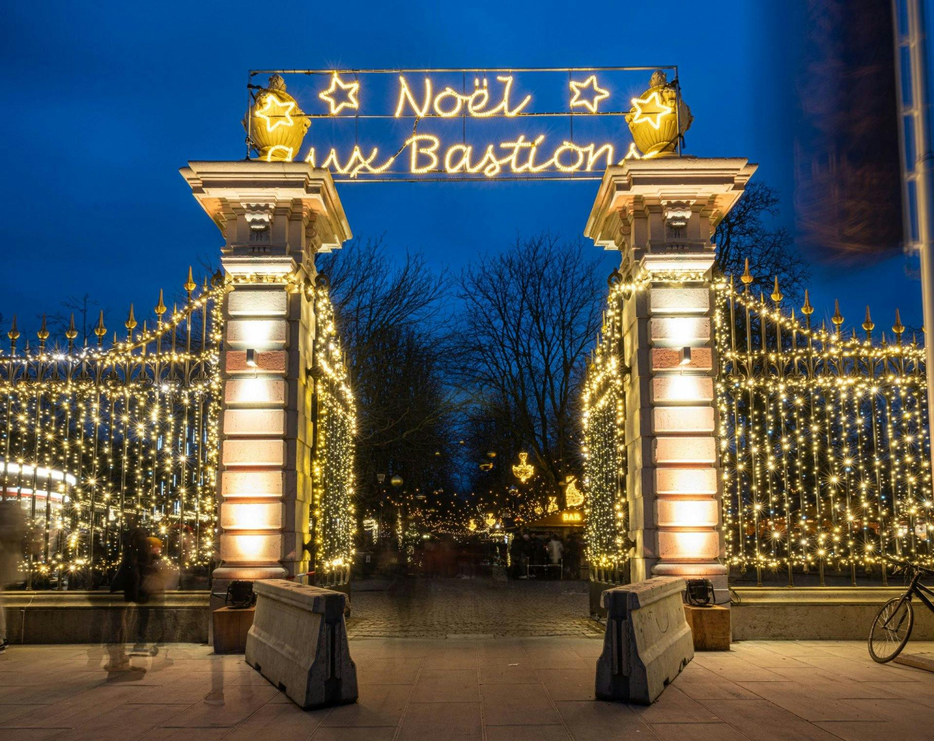 Auch in Genf taucht der Weihnachtsmarkt die Stadt in festliche Lichter.