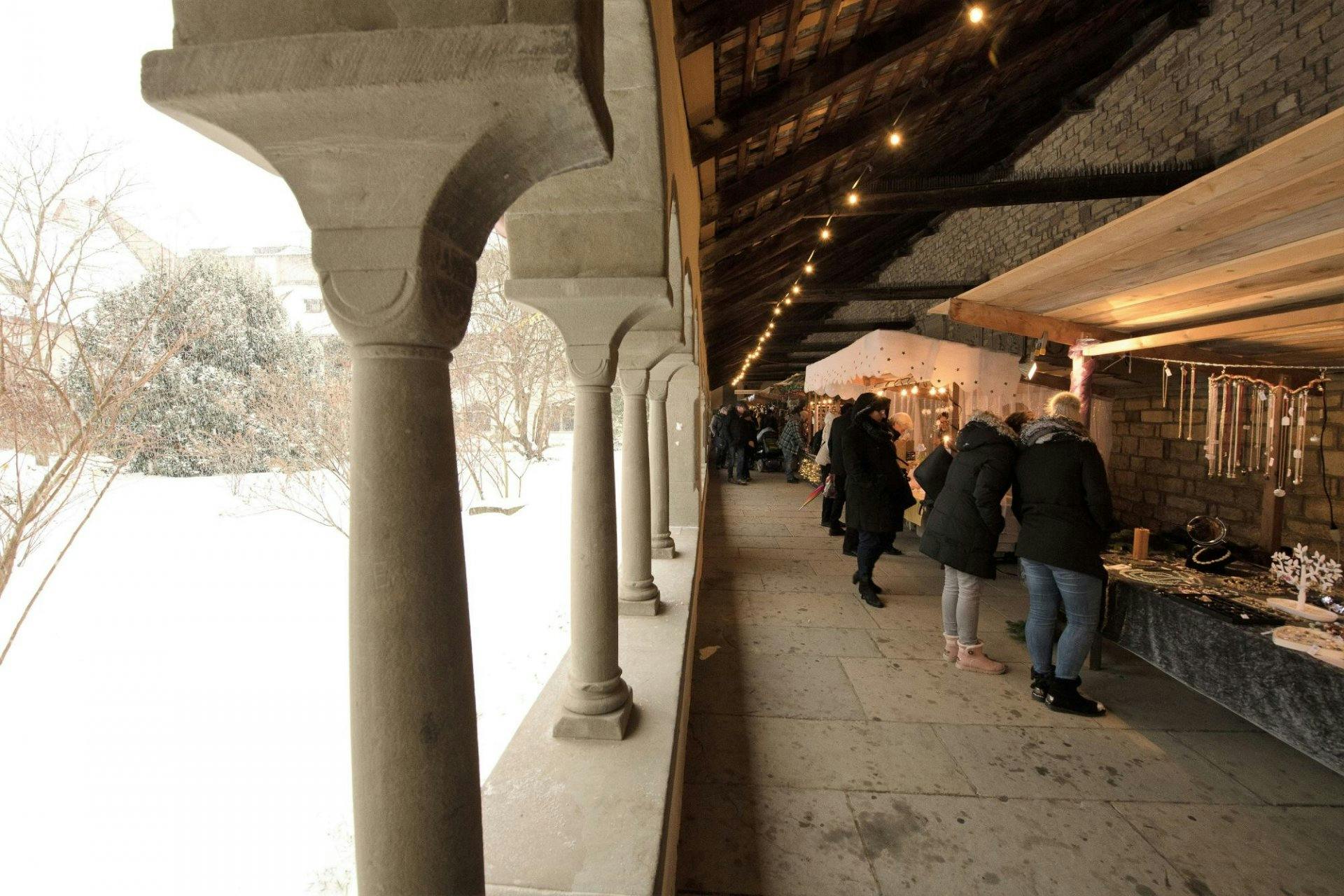 In Schaffhausen tummeln sich die weihachtlich gestimmten Menschen am Weihnachtsmarkt im Kreuzgang.