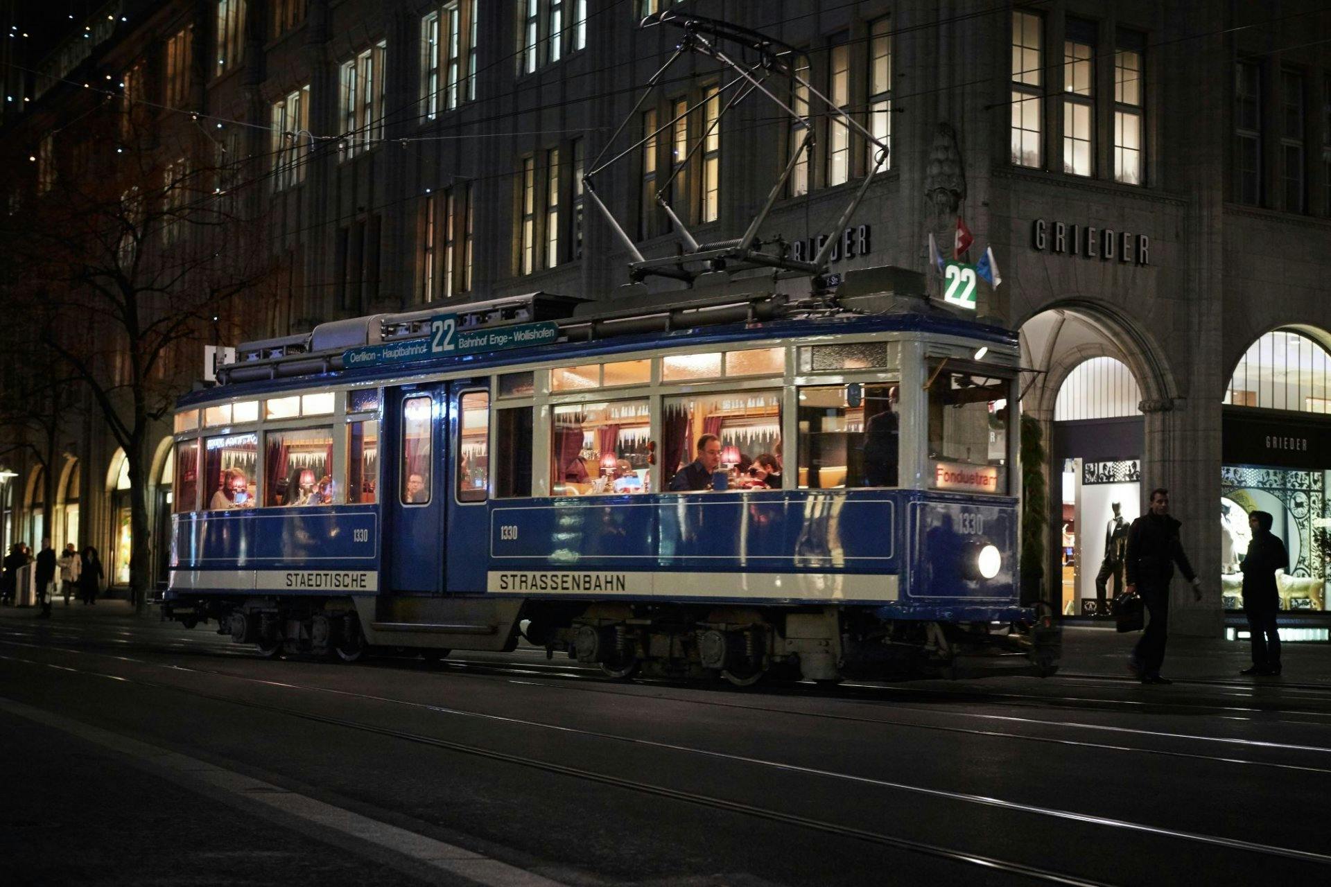 Aber auch in Zürich gibts Leckereien und Forbewegung: Fondue Tram auf der Bahnhofstrasse.
