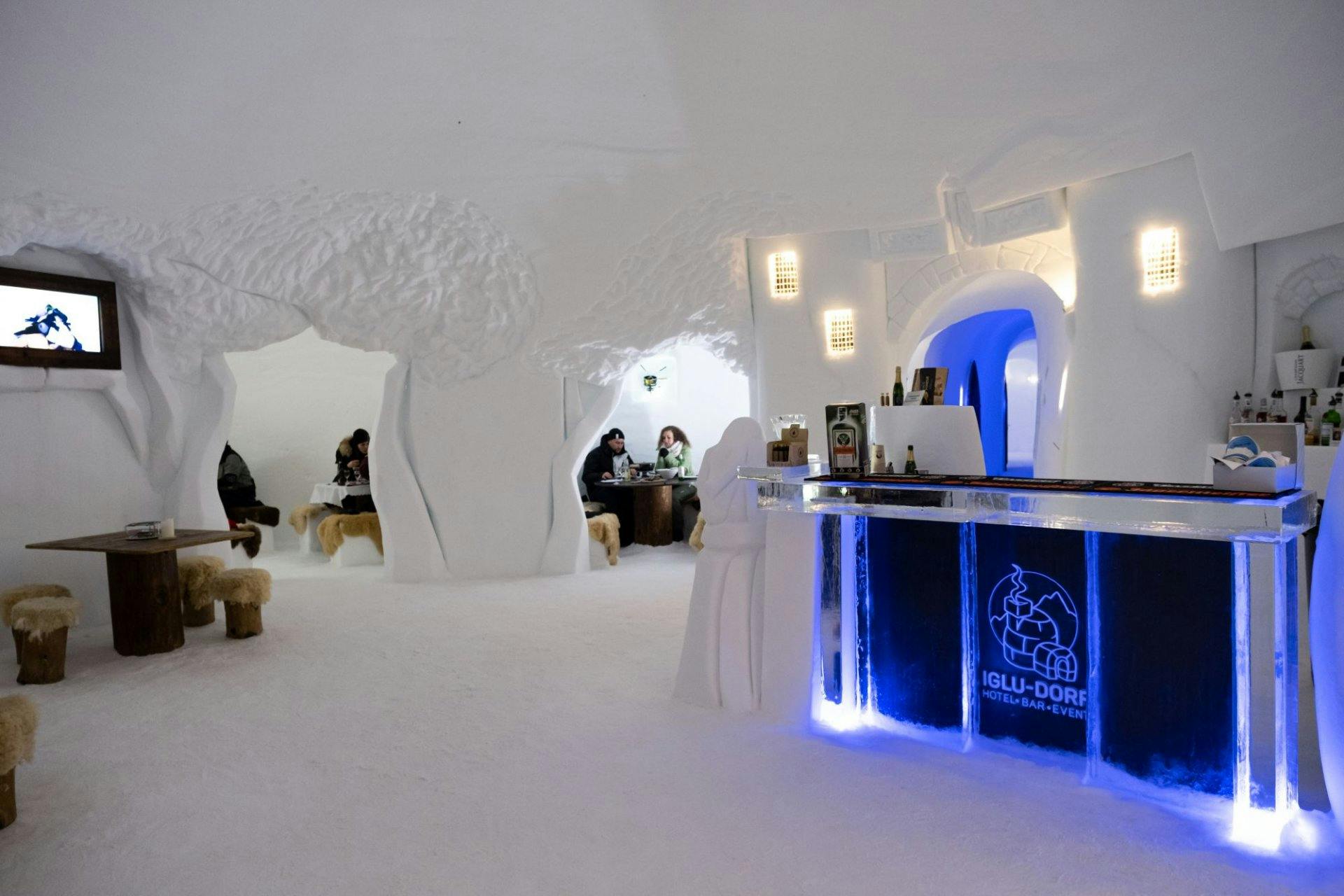 Oder wie wäre es mit einem heissen Fondue im eisigen Iglu-Dorf in Gstaad?