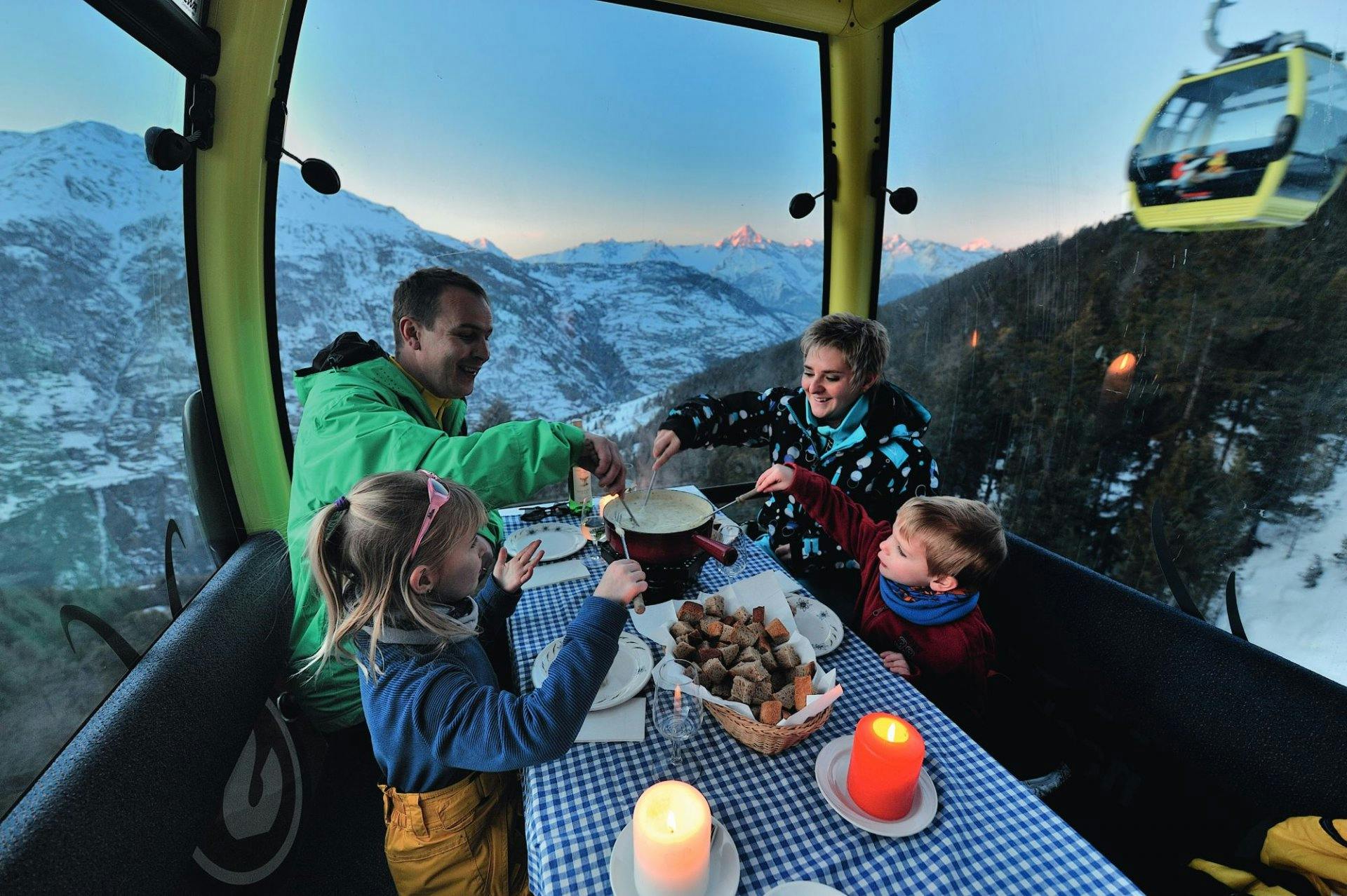 Hoch hinaus gehts in Graechen in der Fondue-Gondel.
