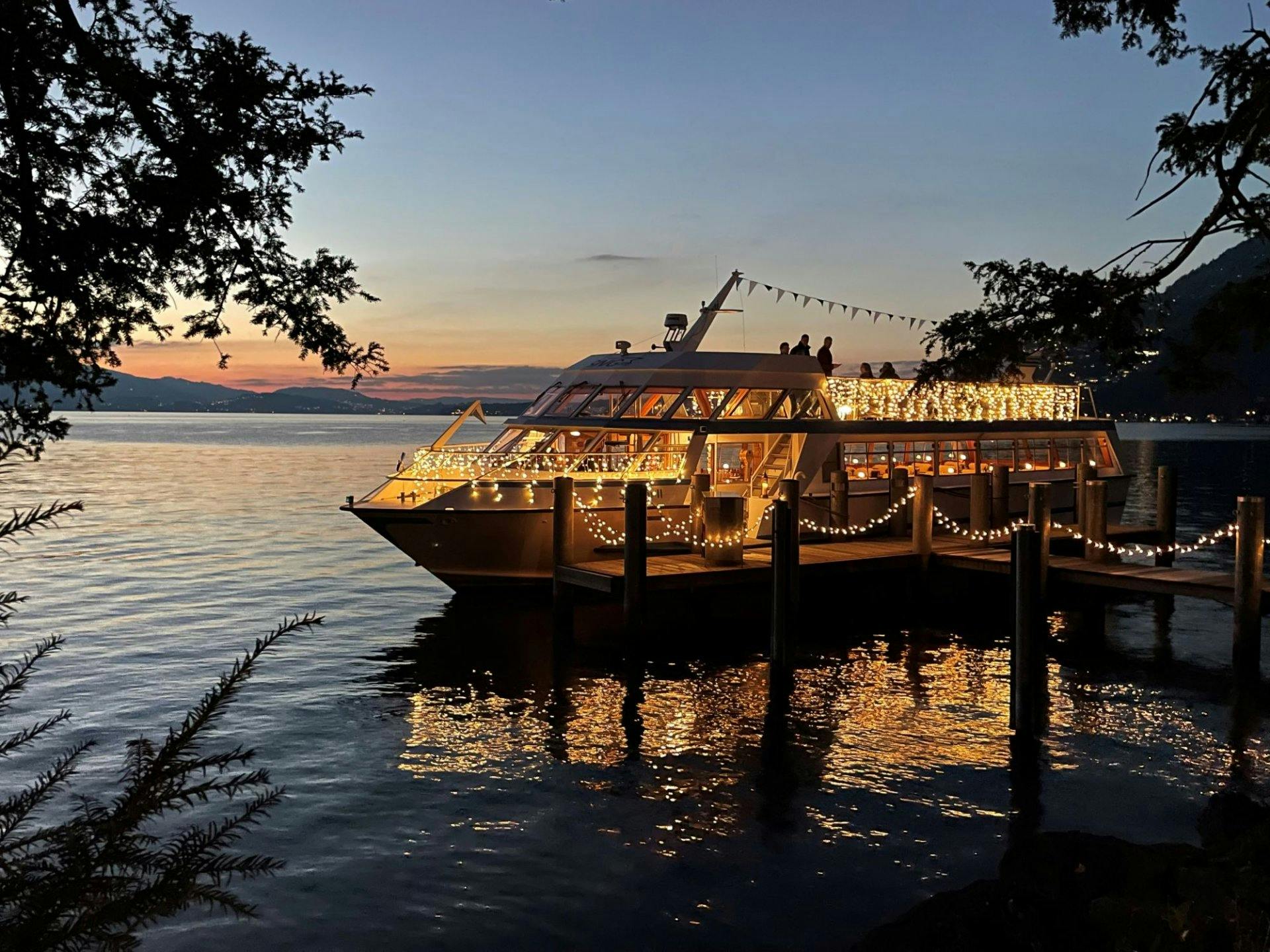Das Fondue-Schiff Vitznauerhof in Vitznau vereint Gaumenfreuden und Boots-Feeling.