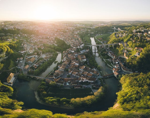 Stadt Fribourg und Fluss Saane.